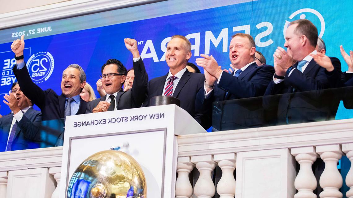 Sempra的管理团队通过在纽约证券交易所敲响开盘钟来庆祝公司成立25周年